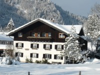 Winteransicht des Hauses