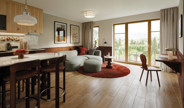 Wohnzimmer mit Essbereich in einer modernen Wohnung In einem hellen Raum stehen Möbel. Ein Tisch hat Stühle. Große Fenster zeigen einen Garten draußen.