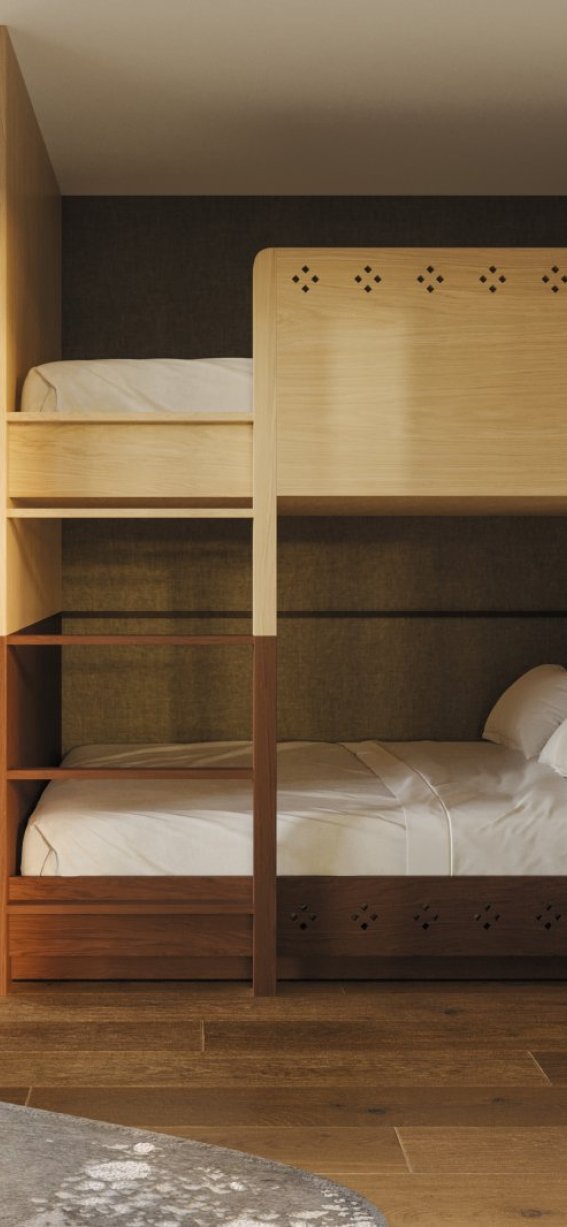 Das Zimmer zeigt ein Hochbett und ein Wohnzimmer mit einem Sofa. Es gibt Fenster, die Tageslicht einlassen.