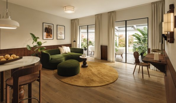 Modernes Wohnzimmer mit Zugang zum Garten Ein Wohnzimmer im modernen Stil mit großen Fenstern und einer Verbindung zum Garten. Pflanzen und Möbel prägen den Raum.