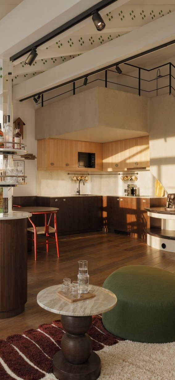 In der Wohnung sind Möbel und eine Küche sichtbar. Es gibt einen Essbereich und eine Treppe.