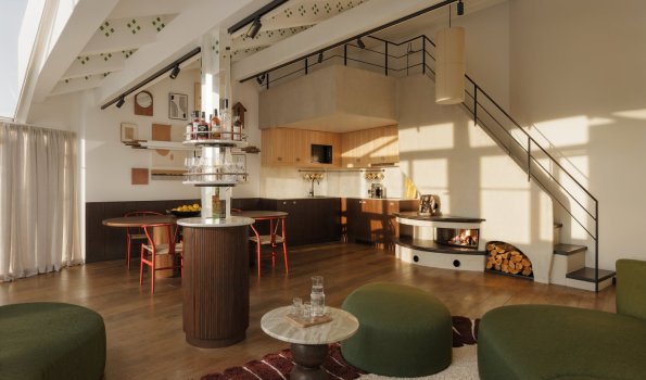 Moderne Wohnung mit offener Raumgestaltung In der Wohnung sind Möbel und eine Küche sichtbar. Es gibt einen Essbereich und eine Treppe.