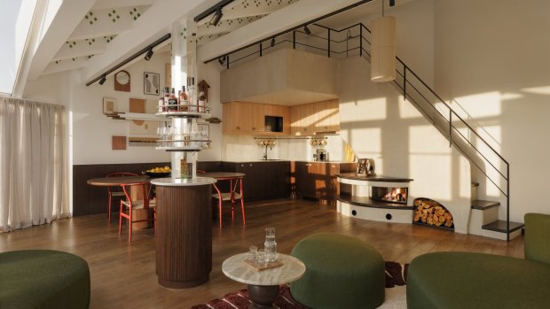 In der Wohnung sind Möbel und eine Küche sichtbar. Es gibt einen Essbereich und eine Treppe.