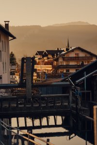 Die Sonne geht unter und beleuchtet die Gebäude in der Stadt. Das Wasser spiegelt die Farben des Himmels.