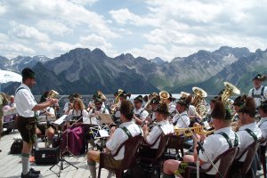 Fest zur Alpenrosenblüte im Allgäu auf dem Fellhorn