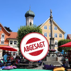 Draußen Lesen im Stadtzentrum von Immenstadt