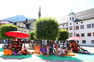 Draußen Lesen im Stadtzentrum von Immenstadt