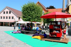 Draußen Lesen im Stadtzentrum von Immenstadt