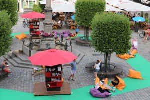 Draußen Lesen im Stadtzentrum von Immenstadt