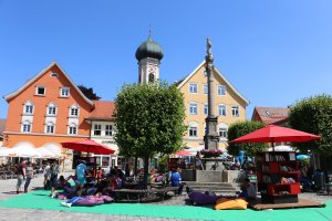 Draußen Lesen im Stadtzentrum von Immenstadt