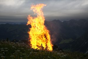 Sonnwendfeuer mit Gottesdienst auf dem Walmendingerhorn: Bild3