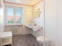 Bad-doppelzimmer-balkon-hotel-herzberger-scheidegg-allgaeu