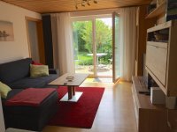 Blick vom Wohnzimmer in den Garten
