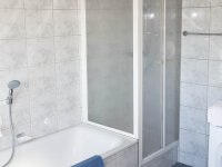 Badezimmer - Badewanne/Dusche