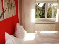 Schlafzimmer mit Blick zum Garten