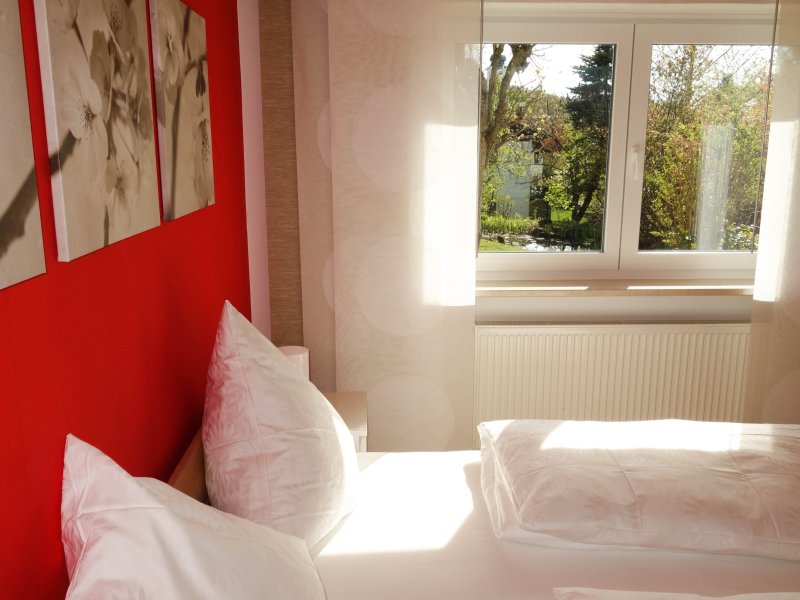 Schlafzimmer mit Blick zum Garten