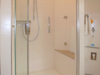 Dusche mit Sitzecke
