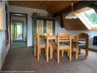 Grosser-esstisch-im-wohnzimmer-ferienwohnung-buring