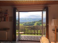 Wohnzimmer-mit-Suedbalkon-Ferienwohnung-Buring