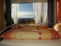 Schlafzimmer mit Blick zum Balkon