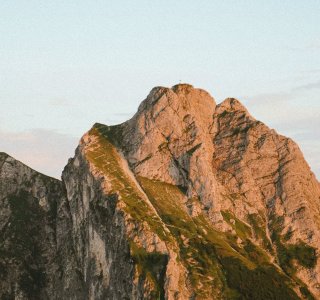 Ansicht des Aufstiegs vom Aggenstein von der Ostlerhütte aus bei Abenddämmerung
