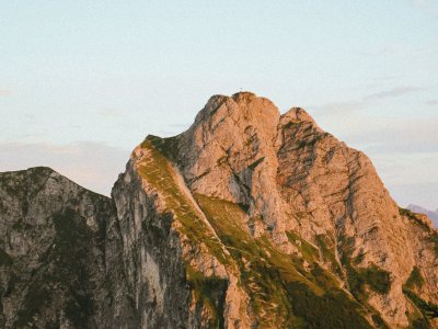Ansicht des Aufstiegs vom Aggenstein von der Ostlerhütte aus bei Abenddämmerung