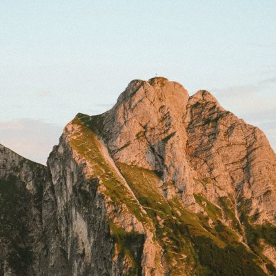 Ansicht des Aufstiegs vom Aggenstein von der Ostlerhütte aus bei Abenddämmerung