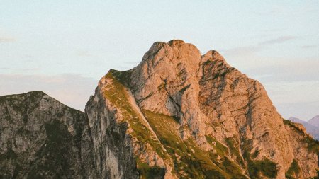 Ansicht des Aufstiegs vom Aggenstein von der Ostlerhütte aus bei Abenddämmerung