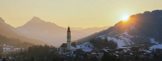 Pfronten von weitem gesehen, mit Kirchturm im Zentrum