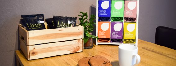 Kaffee, Tee und Cookies in der Lounge des 8PEAKS