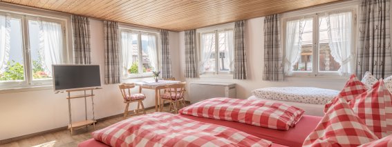 Bergbauern-Pension Dreibett-Zimmer 7