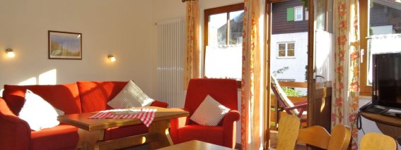 Gemütliches Wohnzimmer unserer Wohnung Nr. 5. Getrennte Schlafmöglichkeit im Wohnraum vorhanden.