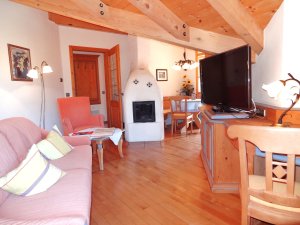 Wohnzimmer mit Kachelofen Wohnung Nr. 7