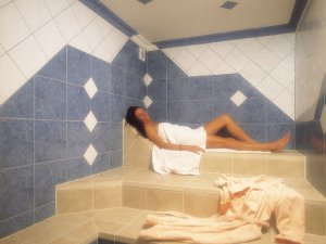 Genießen Sie nach einem langen Skitag oder nach einer langen Wanderung unser Tepicaldarium. Die wohlige Wärme der Wände und Oberflächen sorgt dafür, dass sich Ihre müden Muskel schnell wieder erholen.
Unser Tepicaldarium ist für unsere Gäste in unserem Ferienhaus 