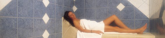 Unser Tepicaldarium (Wärmestrahlungsraum) Genießen Sie nach einem langen Skitag oder nach einer langen Wanderung unser Tepicaldarium. Die wohlige Wärme der Wände und Oberflächen sorgt dafür, dass sich Ihre müden Muskel schnell wieder erholen.
Unser Tepicaldarium ist für unsere Gäste in unserem Ferienhaus