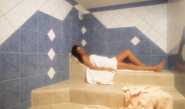 Unser Tepicaldarium (Wärmestrahlungsraum) Genießen Sie nach einem langen Skitag oder nach einer langen Wanderung unser Tepicaldarium. Die wohlige Wärme der Wände und Oberflächen sorgt dafür, dass sich Ihre müden Muskel schnell wieder erholen.
Unser Tepicaldarium ist für unsere Gäste in unserem Ferienhaus