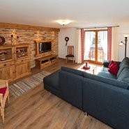 Stilvoll Wohnen in alpinem Ambiente mit rustikaler Steinwand u. Wildeichenholz