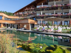 Außenansicht vom Biohotel Eggensberger in Füssen / Hopfen am See im Sommer