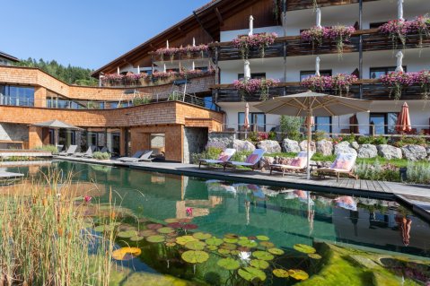 Außenansicht vom Biohotel Eggensberger in Füssen / Hopfen am See im Sommer