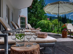 Liegestühle auf der Terrasse im DIANA Naturpark Hotel in Oberstaufen laden zum Entspannen ein.