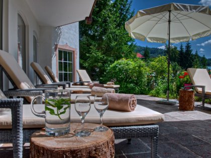 Liegestühle auf der Terrasse im DIANA Naturpark Hotel in Oberstaufen laden zum Entspannen ein.