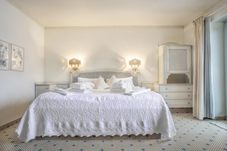 Blick auf das große Doppelbett im Doppelzimmer im Wellnesshotel Mittelburg in Oy-Mittelberg.