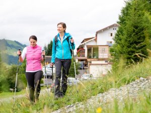 Zwei Freundinnen, die Gäste im Bio-Berghotel Ifenblick in Balderschwang sind, bei einer Wanderung in der Umgebung im Sommer.