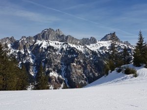 Eine winterliche Aussicht auf die Berge nahe des Panoramahotel Oberjoch in Oberjoch.