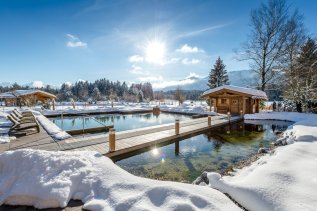 Sonnenalp_Resort_Naturbadesee_Winter