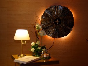 Ein aufgeschlagenes Buch auf einem Nachtkästchen im Schüle's Gesundheitsresort und SPA in Oberstdorf