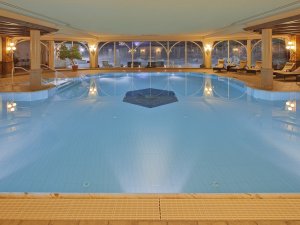 Eindruck vom großen beleuchteten Innenpool im Schüle's Gesundheitsresort und SPA in Oberstdorf