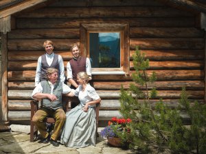 Familienbild der Gastgeberfamilie Mayr des Wellnesshotel Mittelburg in Oy-Mittelberg.
