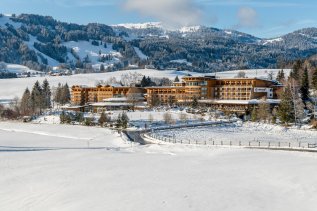 Sonnenalp_Resort_Außenansicht_Winter