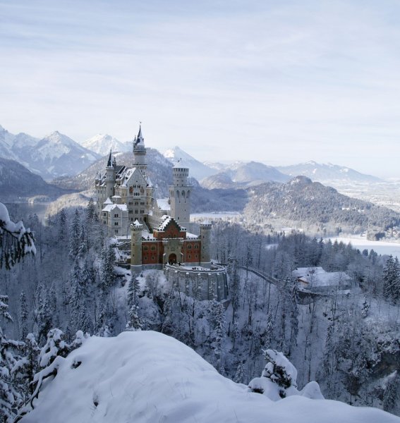 Das Schloss Neuschwanstein im Winter das sich ganz in der Nähe des Hotel König Ludwig in Schwangau befindet